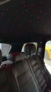 Stele roșii deasupra banchetei din piele neagră.